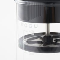 ガラスのような透明感のあるプラスチックを使用。丈夫で耐久性に優れた素材です