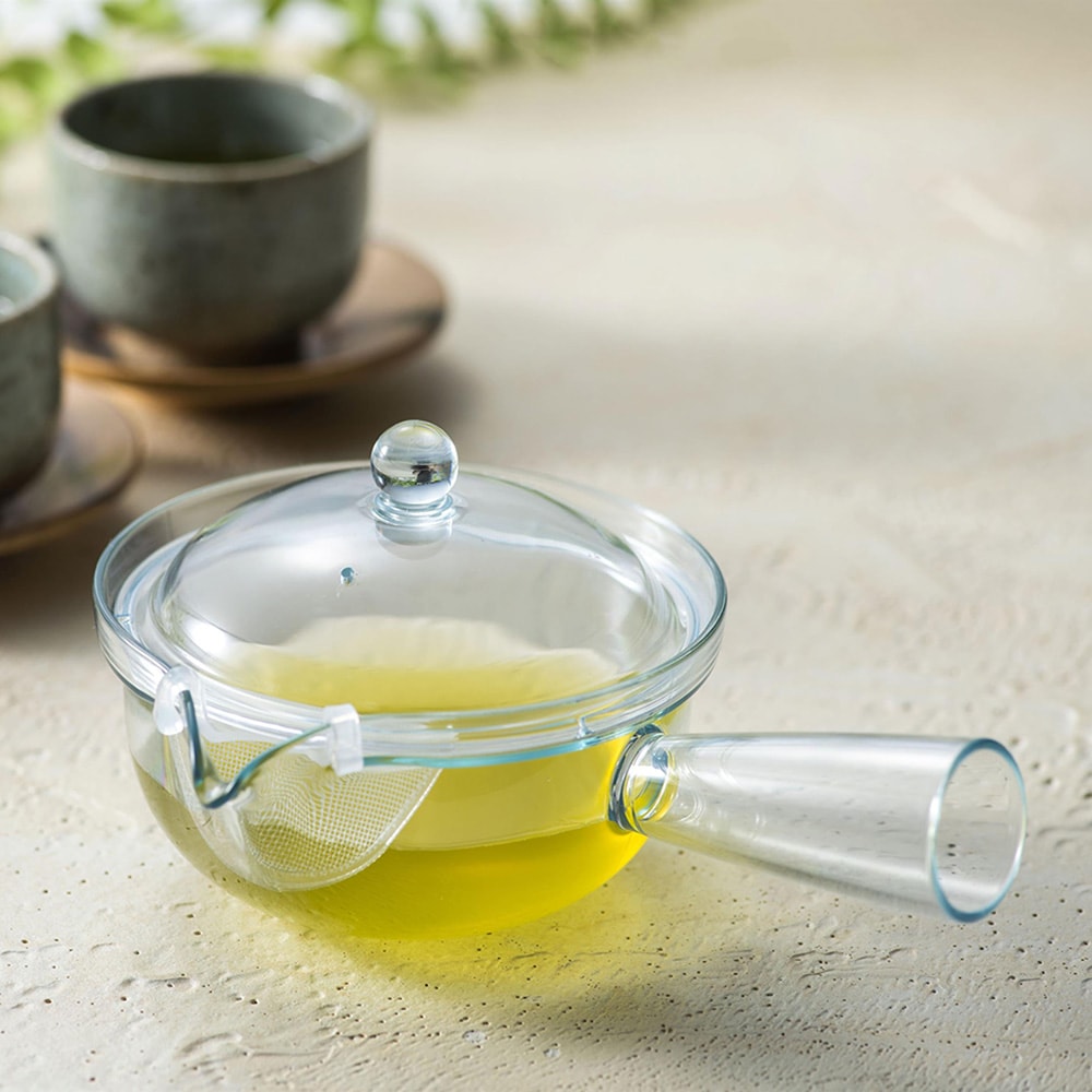 液だれしない注ぎ口の形。急須内部には茶葉の流出を防ぐクリップ式のフィルター付き
