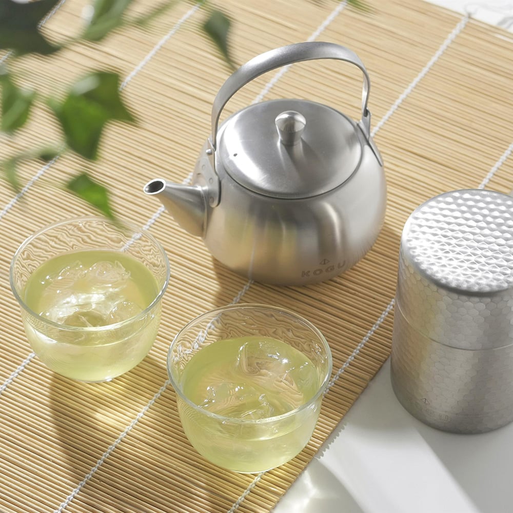 清潔感あるステンレスの見た目が、温かいお茶でも冷たいお茶でもどちらにも合います