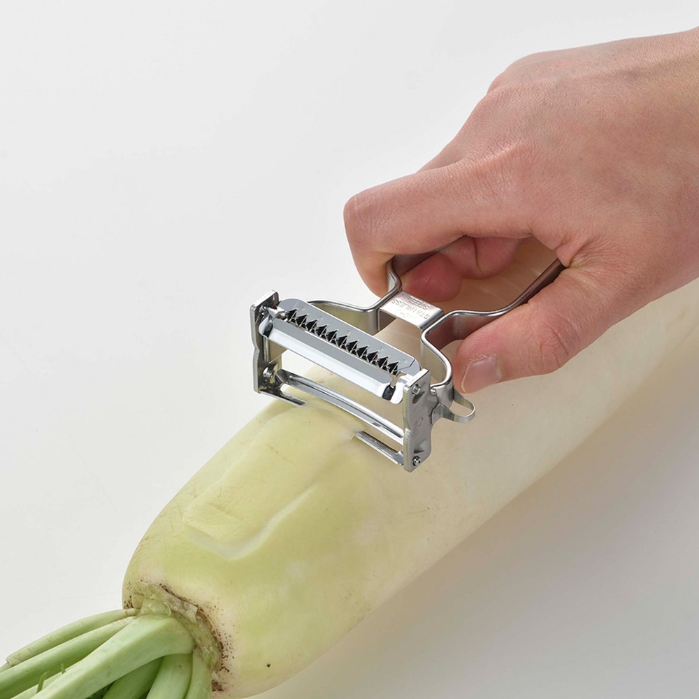 曲り刃は野菜のカーブにフィットし、一般的なストレート刃と比べてすばやく皮むきできます