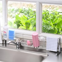 シンク奥に設置してキッチンアイテムがすっきりまとまるマルチラックです