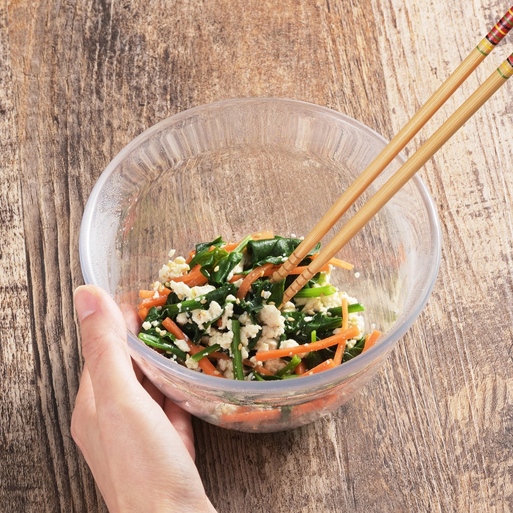 軽くて丈夫なポリメチルペンテン製。扱いやすく、変色や油汚れにも強いので様々な食品に使えます