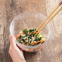 軽くて丈夫なポリメチルペンテン製。扱いやすく、変色や油汚れにも強いので様々な食品に使えます