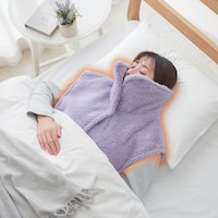 襟を立て、すき間から入る冷気を防いで暖かく