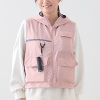 右胸に三角リング付きでライトなどを吊り下げられる