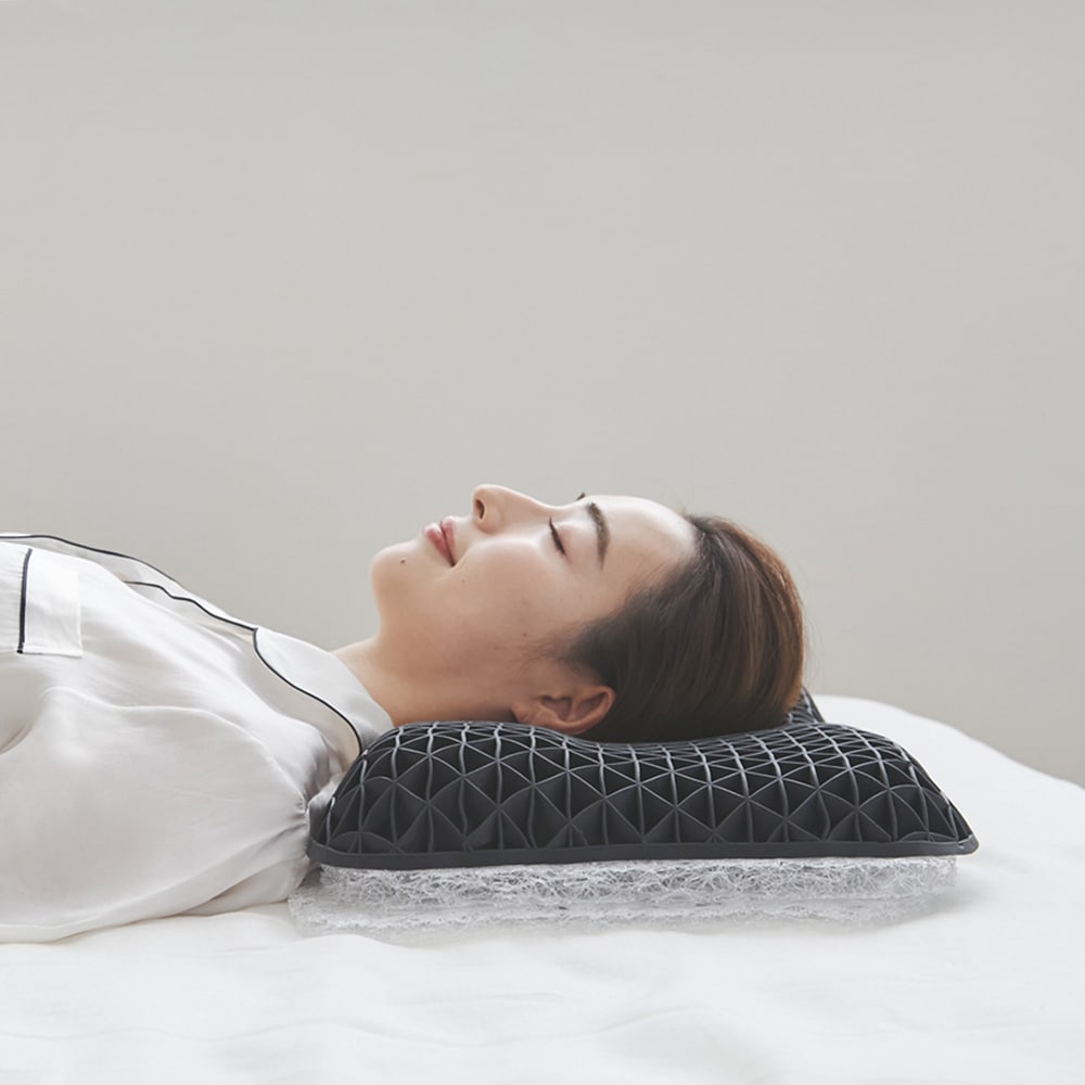 中央部が低くなっている立体形状。枕の柔らかさ＋立体形状で、頭を置いた時にしっかりフィットしてくれます