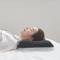 中央部が低くなっている立体形状。枕の柔らかさ＋立体形状で、頭を置いた時にしっかりフィットしてくれます