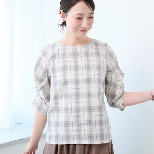 タックディテールスリーブブラウス