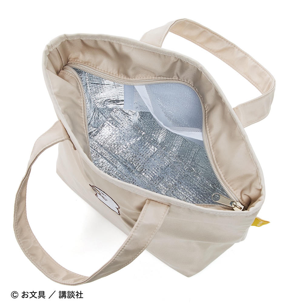 内側はアルミ素材で保冷剤などを入れるのに便利なメッシュポケット付き