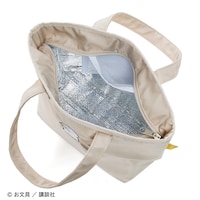 内側はアルミ素材で保冷剤などを入れるのに便利なメッシュポケット付き