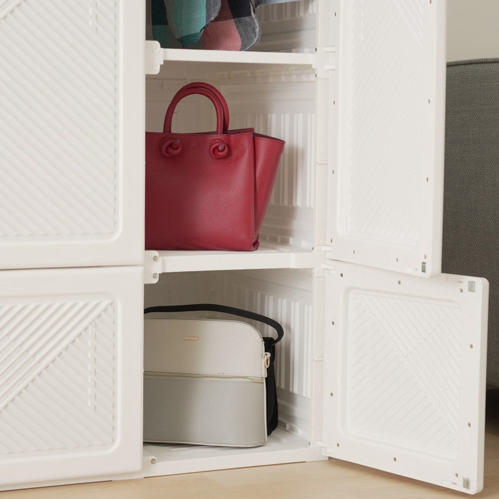 棚部にはバッグなどが収納しやすいサイズ感