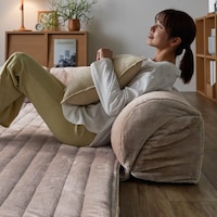 背もたれとラグが一体になった形で、腰から背中までを支えます