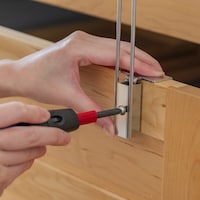 引出しの厚み約1.5cm～2.4cmまで対応。ドライバー1本で簡単設置