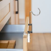 滑り止め付きで引き出しにしっかり固定。接触部分の保護の役割も