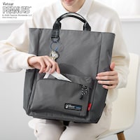前面にはファスナーポケット付き