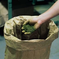 製造工程で生じる茶葉の切れ端を使用し、お香の原材料に利用しています。
