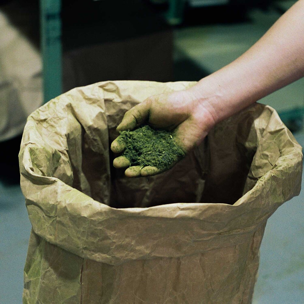 製造工程で生じる茶葉の切れ端を使用し、お香の原材料に利用しています。