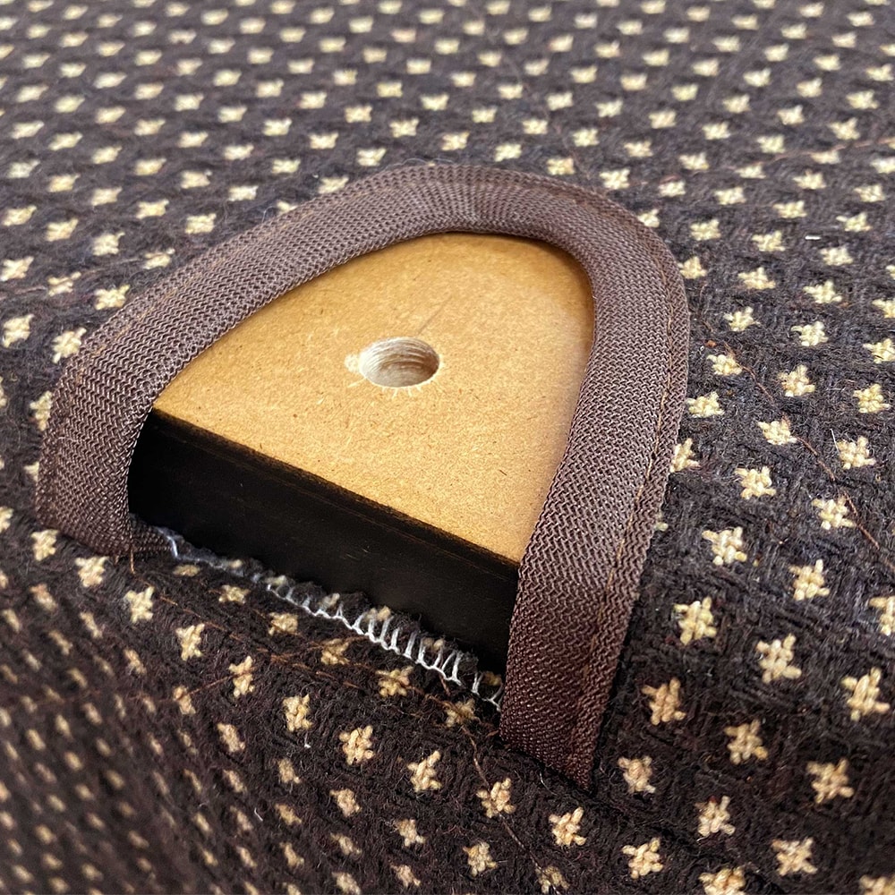 こたつテーブルの天板と中天板をネジで固定できるのでこたつ布団がずれない仕様