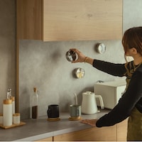 中背板はマグネット小物が付けられるマグネット仕様／キッチンボード