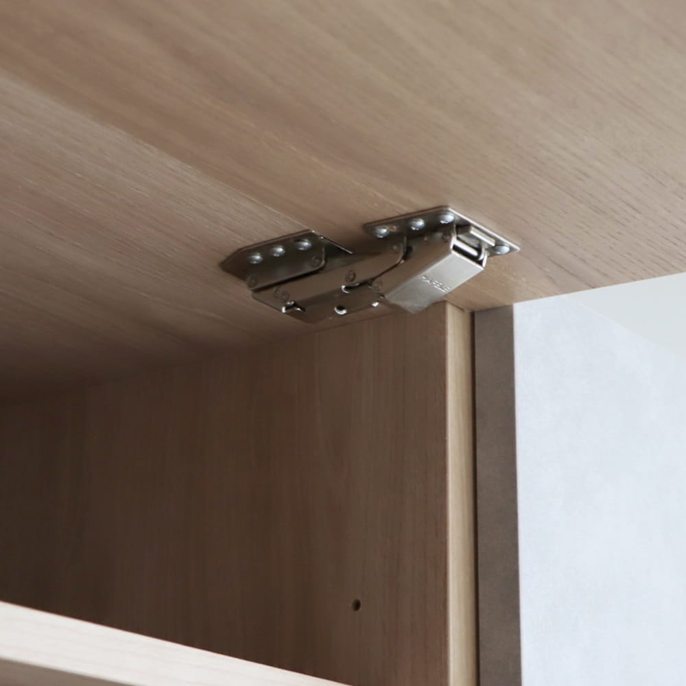 上棚(大)は扉を開けたまま固定できるので作業しやすく、中身が一目で見渡せます／キッチンボード