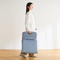 持ち運びに便利な持ち手付き/ライトブルー